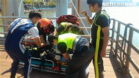 搜救人員將蕭男救起時發現已無呼吸心跳，緊急送醫急救。（圖／翻攝畫面）