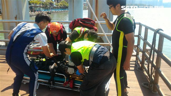 疑地基塌陷釀怪手墜河　駕駛急救不治