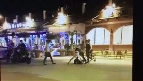 5名惡煞對著林少拳打腳踢。（圖／翻攝畫面）