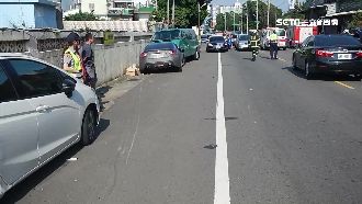 疑車速過快失控　轎車突逆向撞3車