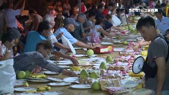普渡400桌供品　民眾花30秒掃光