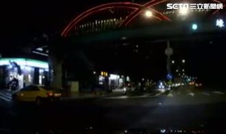 小黃左轉　騎士閃避不及撞飛兩公尺遠