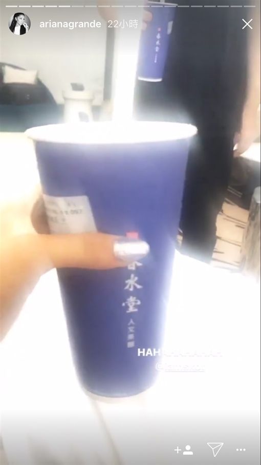 ▲亞莉安娜IG的限時動態中出現春水堂珍奶。(圖/翻攝亞莉安娜Instagram)