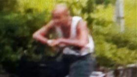 光頭男涉性侵十歲男童　遭移送法辦37歲陳姓男子（圖）涉嫌將10歲男童載到宜蘭一處工地性侵，警方17日晚間逮捕陳男，18日上午訊後將陳男移送法辦。（翻攝畫面）中央社記者王朝鈺傳真　106年9月18日