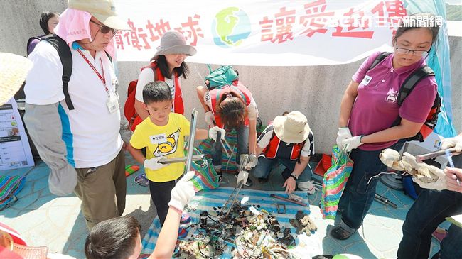 海洋悲歌！每分一卡車塑膠廢棄物倒入