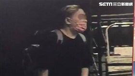 鄧男本月初才在艋舺夜市犯案遭逮，未料他竟不知悔改，再度來到基隆廟口，趁黃姓婦人欲如廁之際，動手搶走其彩券及現金後逃逸，警方循線將鄧男逮捕到案，訊後依搶奪罪函送法辦。（翻攝畫面）