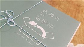 紙箱外的貓腳印