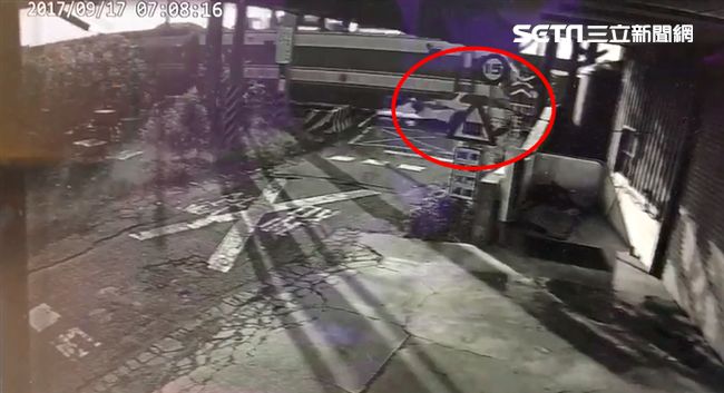 監視器曝光！孝子開車硬闖平交道？！
