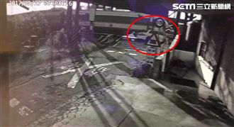 監視器曝光！孝子開車硬闖平交道？！