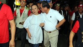 張花冠指被搭肩擬提告　陳明文妻代抱歉嘉義縣長張花冠（前右2）18日說，13日被民主進步黨籍立法委員陳明文（前右）以右手搭肩、拉近說話不舒服，考慮提告；陳明文妻子廖素惠說，如果讓張花冠不舒服，她願意代夫表示抱歉。（民眾提供）中央社記者黃國芳傳真　106年9月18日