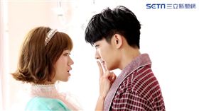 ▲兩人在MV中周圍充滿粉紅戀愛泡泡。（圖／環球提供）