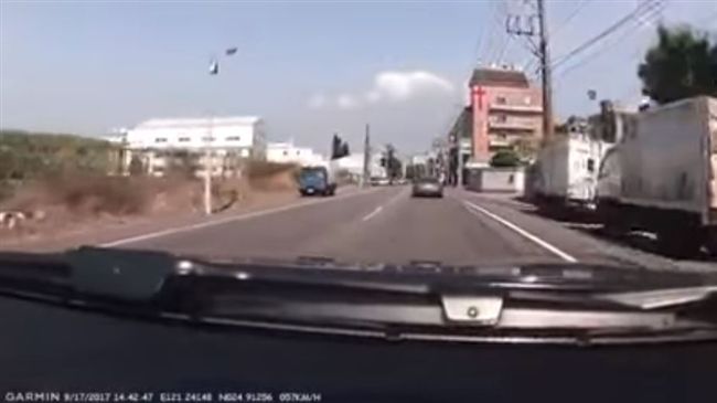 另類路邊停車？駕駛突然衝到對向撞車