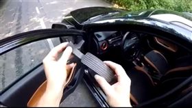 大陸製造,俄羅斯,試駕,Chery,奇瑞,Tiggo 2,油門踏（圖／翻攝自autoevolution）
https://www.autoevolution.com/news/gas-pedal-breaks-during-chery-tiggo-2-test-drive-120458.html
