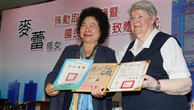 陳菊頒贈麥蕾修女身分證（1）高雄市長陳菊（左）18日到高雄市文藻外語大學，頒贈文藻榮譽教授麥蕾修女（右）中華民國身分證，麥蕾也是高雄市首位以特殊功勳歸化國籍的外籍人士。中央社記者董俊志攝　106年9月18日