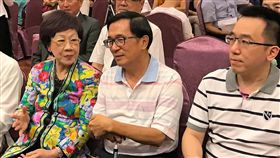 陳水扁陳致中出席819和平茶話會前總統陳水扁（前中）向台中監獄申請出席世大運開幕式未成，19日下午與兒子陳致中（前右）現身高雄「819和平茶話會」，與前副總統呂秀蓮（前左）同席，停留約1小時。中央社記者程啟峰高雄攝　106年8月19日