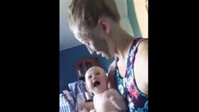 媽媽,敷臉,寶寶,嚇死,尖叫　圖／翻攝自臉書爆料公社