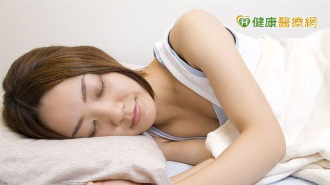 女性睡覺應該穿胸罩？醫：可維持胸型