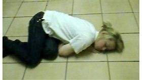 英國,媽媽,猝睡症,昏迷（圖／翻攝自Metro）
http://metro.co.uk/2017/09/17/mum-falls-asleep-every-time-she-has-an-orgasm-because-of-rare-disorder-6934653/