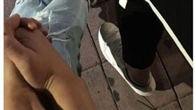 劇場女神謝盈萱、國民姑姑海裕芬演出花甲男孩轉大人受矚目，兩人突然在臉書曬牽手照，網友懷疑她們出櫃。（翻攝自謝盈萱臉書）