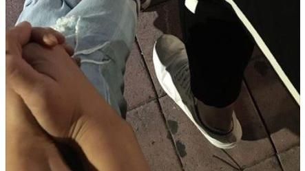 兩位女星大方認愛？深夜同步曬牽手照