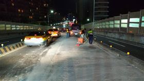 員警在現場清掃路面並進行交通疏導。（圖／翻攝畫面）