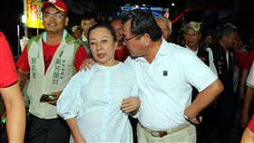 張花冠指被搭肩擬提告　陳明文妻代抱歉嘉義縣長張花冠（前右2）18日說，13日被民主進步黨籍立法委員陳明文（前右）以右手搭肩、拉近說話不舒服，考慮提告；陳明文妻子廖素惠說，如果讓張花冠不舒服，她願意代夫表示抱歉。（民眾提供）中央社記者黃國芳傳真　106年9月18日