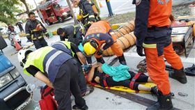 消防人員將蔡男送醫急救。（圖／翻攝畫面）