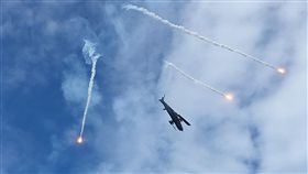 國軍重砲射擊演練　首度結合海空軍（1）國軍第四作戰區11日在屏東實施年度「重砲射擊」演練，今年首度結合海空軍跟陸航實兵演練。中央社記者郭芷瑄攝  106年9月11日