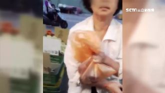 伸第三隻手！婦人「夾腋下」偷渡水果