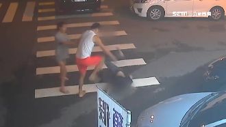 男當街遭同事狂踩頭部　背後原因曝光