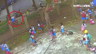 校方沒開側門…小學生翻2米高牆放學