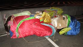 財神爺花燈人偶遭攔腰折斷。（圖／翻攝畫面）