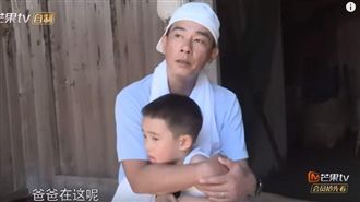 小小春哽咽想媽　陳小春摟兒柔聲安慰