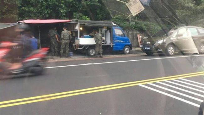 他控阿兵哥違停買早餐　反被網友酸爆