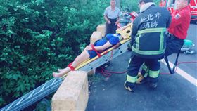 消防人員下溝救人。（圖／翻攝畫面）