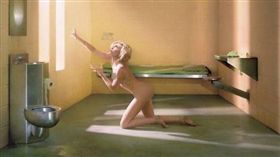 麥莉希拉（Miley Cyrus），日前為美國攝影師大衛拉夏培爾（David LaChapelle）的精裝畫冊拍下一系列照片，大膽秀出身材，完全不怕走光；傲人身材讓粉絲紛紛大讚（圖／翻攝自《Một Thế Giới》）