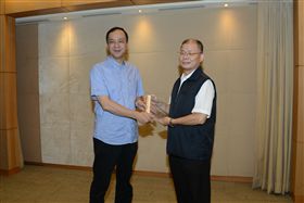 新北市警察局長胡木源將「坡地金育獎」獎牌獻給市長朱立倫。（圖／翻攝畫面）