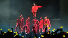 GD大馬開唱　演唱會以紅色為基調G-Dragon17日在吉隆坡舉辦巡迴演唱會，配合演唱會主題定調「母胎」，舞台與服裝幾乎都以紅色為基調。中央社記者郭朝河吉隆坡攝　106年9月18日