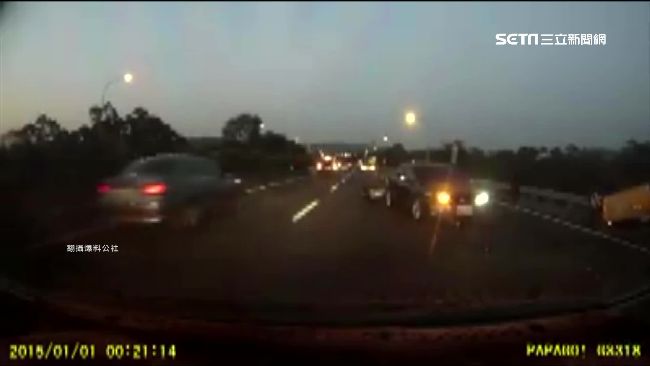 疲勞駕駛？運將撞黑車空中翻覆一整圈