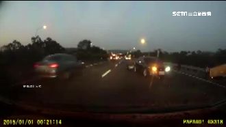 疲勞駕駛？運將撞黑車空中翻覆一整圈