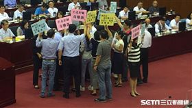 毒蛋流入市面 北市議員開議跟柯文哲舉牌抗議反應慢 盧冠妃攝