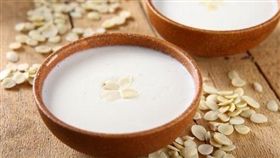 飲料,蘆筍汁,恐怖,味道,杏仁茶,PTT,批踢踢　圖／翻攝自YouTube