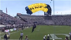 海豹部隊,撞牆,美國,猶他,美式足球,比賽,開場,表演,跳傘,失誤,SEALs　圖／翻攝自YouTube