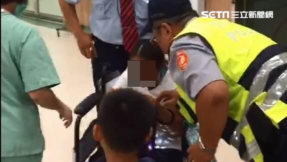 員警找到尋短媽媽　幼子含淚謝警