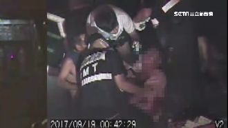 口角衝突竟持刀刺腹！勇警制止遭劃傷