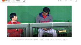 ▲KIA虎老將林昌勇比賽中在牛棚區公然玩手機。（圖／截自韓國媒體）