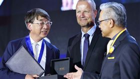 MIDO美度表和UIA（國際建築師協會）合作，由品牌全球總裁Franz Linder贈送Baroncelli Heritag永恆系列復刻超薄腕錶給建築學生獎得獎者，最高榮譽UIA金獎，也由Franz Linder授予日本建築師伊東豊雄(Toyo Ito)。