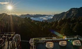 太平雲梯將開幕，阿里山賓館推滿55歲續住免費。麗新管顧旗下四家飯店推「新熟齡專案」。