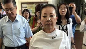 張花冠被陳明文摟肩  提告性騷擾（1）嘉義縣長張花冠（前）13日被立委陳明文以右手摟肩、拉近說話，感到非常不舒服；她20日以女性縣民身分報案，提出性騷擾告訴，認為這是一個非常不好現象。中央社記者黃國芳攝　106年9月20日