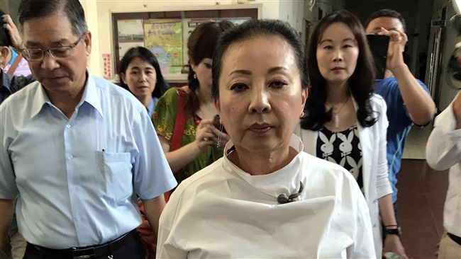 被陳明文摟喊不要　張花冠：他都沒停
